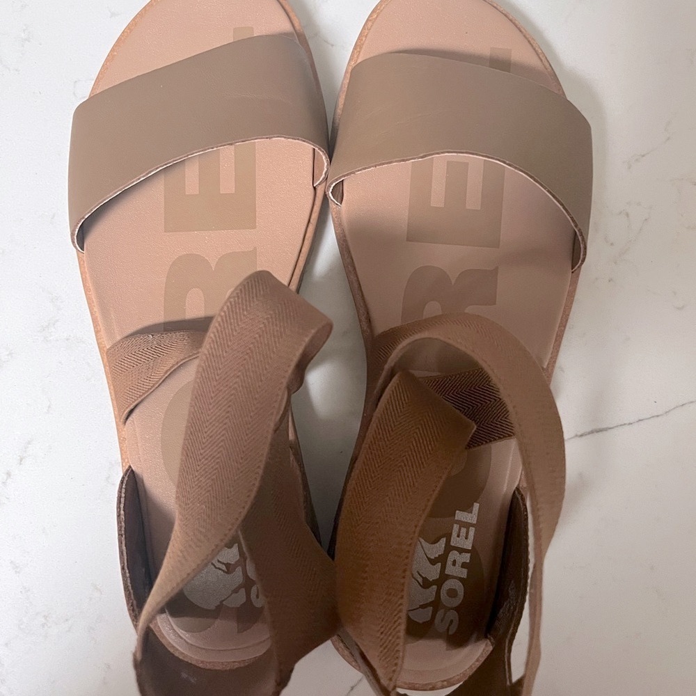 NWOT SOREL Ella sandals in tan